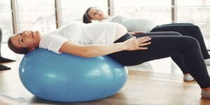 Mulher gestante fazendo pilates na Flávia Lage Pilates no Cariru em Ipatinga